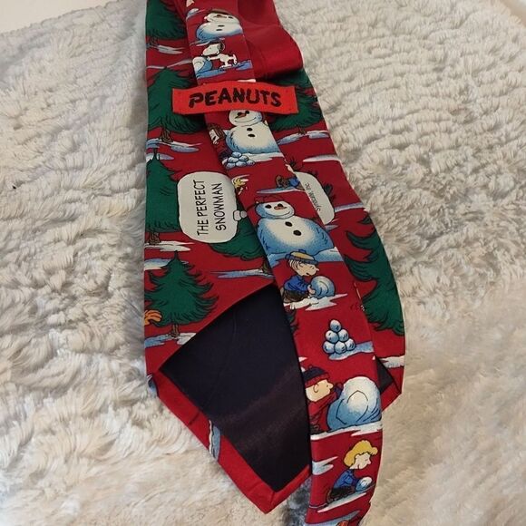 Peanuts Snoopy "The Perfect Snowman" Silk Christmas Tie - Picture 3 of 5